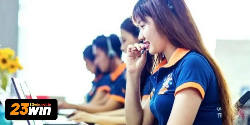 Người chơi liên hệ nhân viên để nhận thông tin khuyến mãi 23WIN